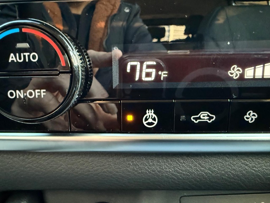 Nissan Rogue Vehicle Full-screen Gallery Image 25