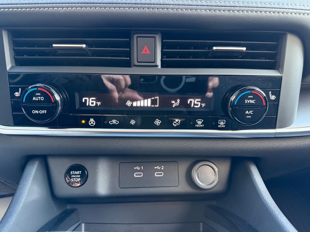 Nissan Rogue Vehicle Full-screen Gallery Image 26