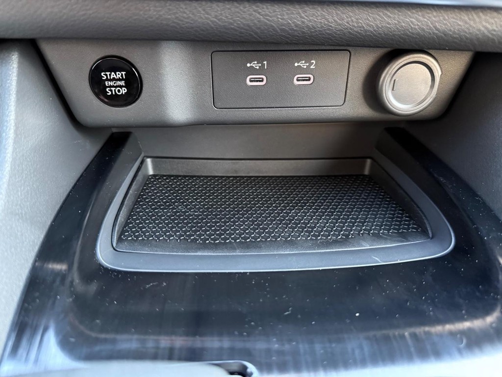 Nissan Rogue Vehicle Full-screen Gallery Image 27