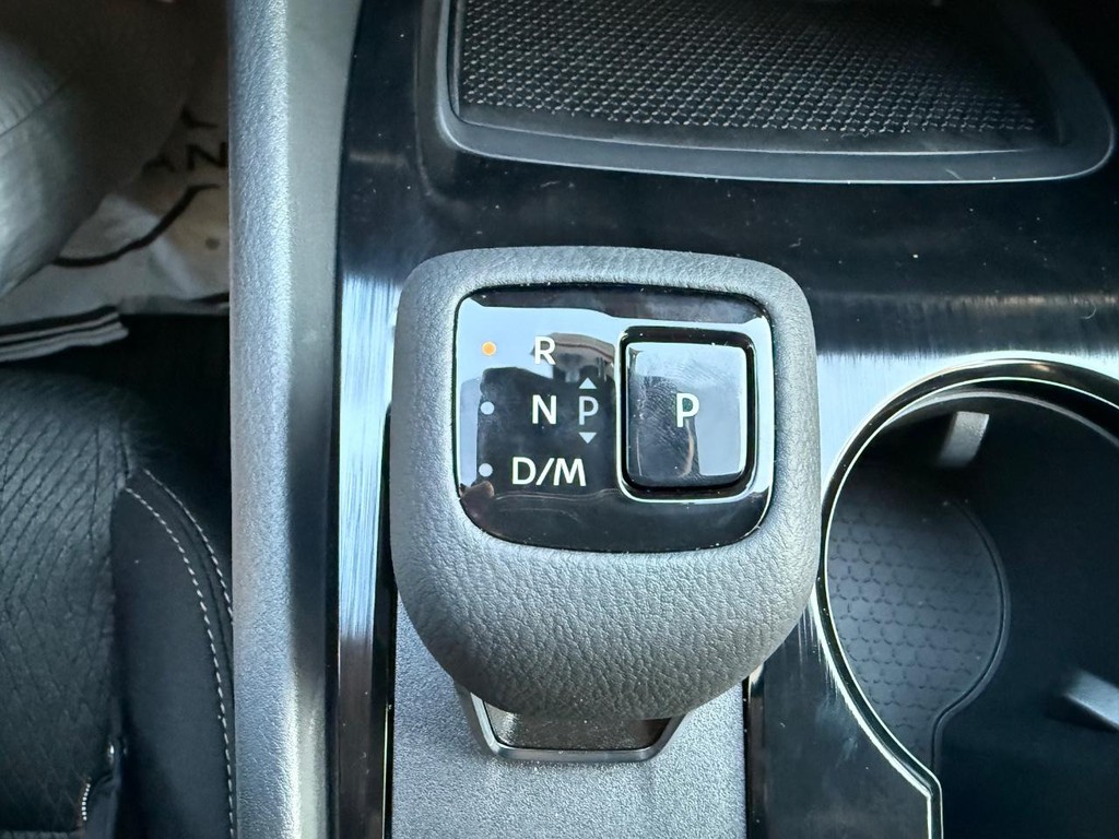 Nissan Rogue Vehicle Full-screen Gallery Image 28