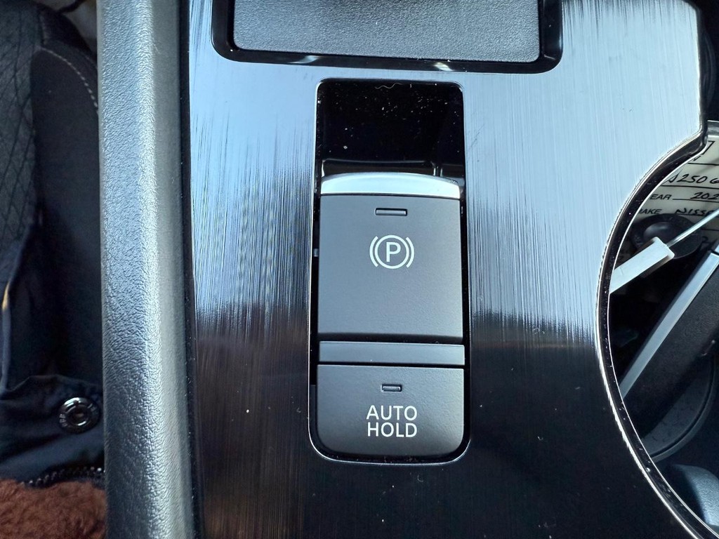 Nissan Rogue Vehicle Full-screen Gallery Image 29