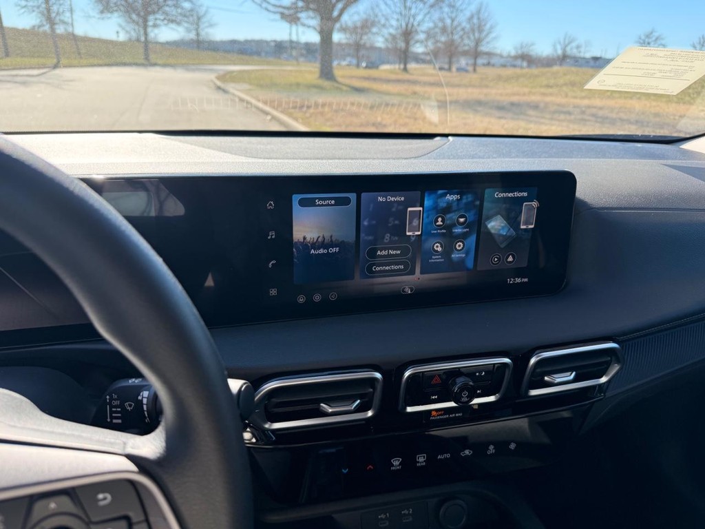 Nissan Sentra Vehicle Full-screen Gallery Image 03