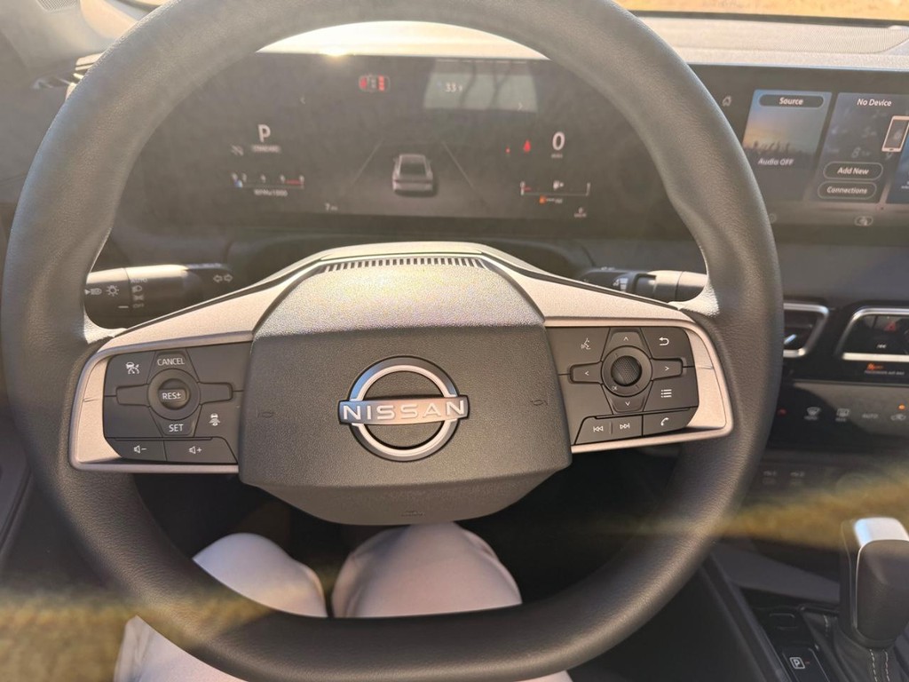 Nissan Sentra Vehicle Full-screen Gallery Image 04