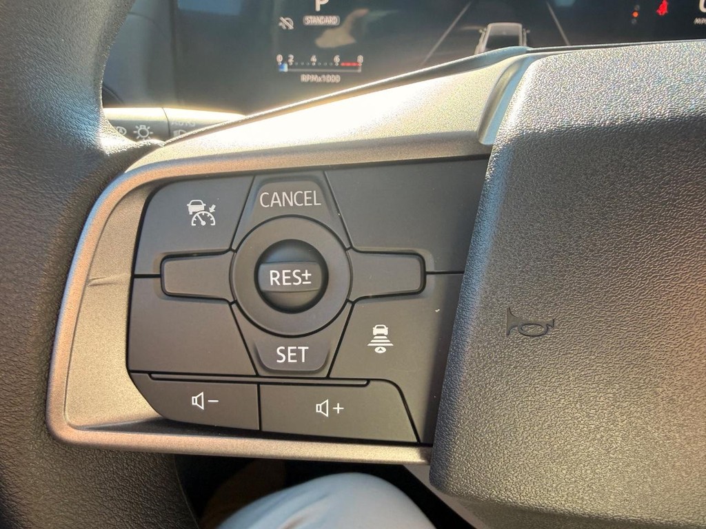 Nissan Sentra Vehicle Full-screen Gallery Image 05