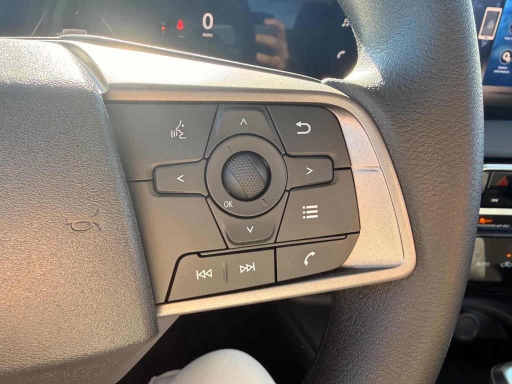 Nissan Sentra Vehicle Full-screen Gallery Image 06