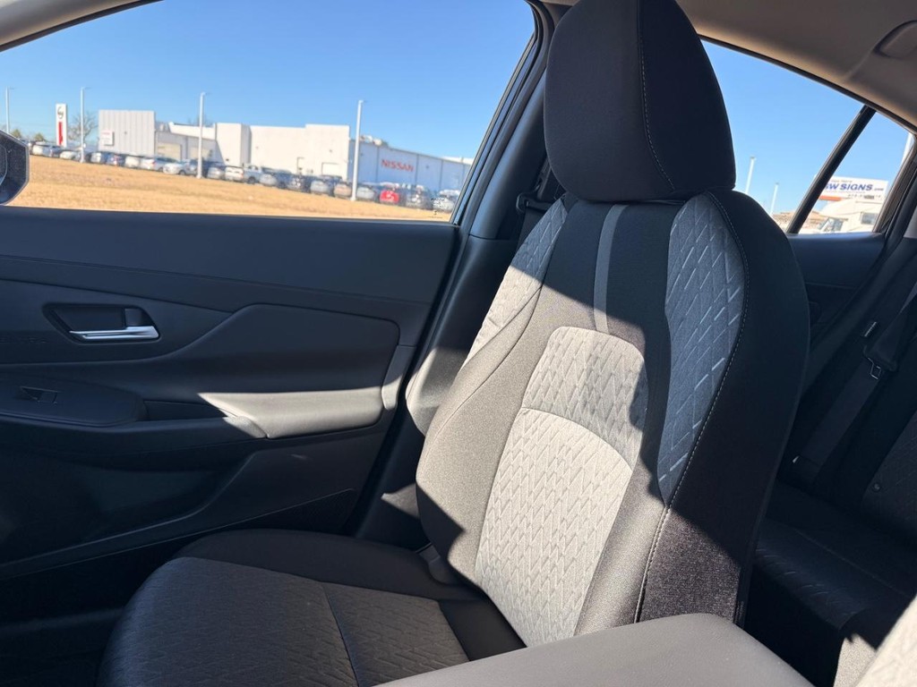 Nissan Sentra Vehicle Full-screen Gallery Image 08