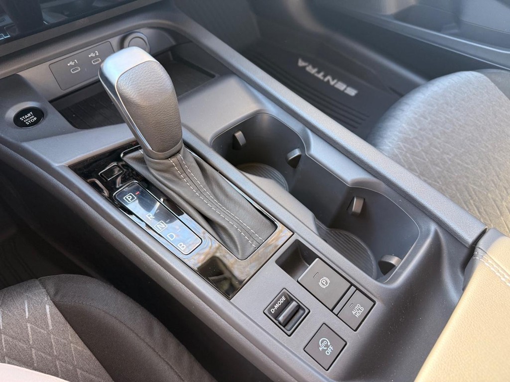 Nissan Sentra Vehicle Full-screen Gallery Image 10