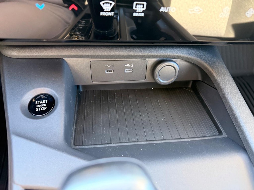 Nissan Sentra Vehicle Full-screen Gallery Image 11