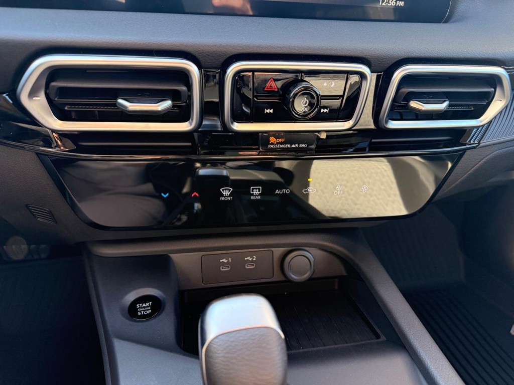 Nissan Sentra Vehicle Full-screen Gallery Image 12