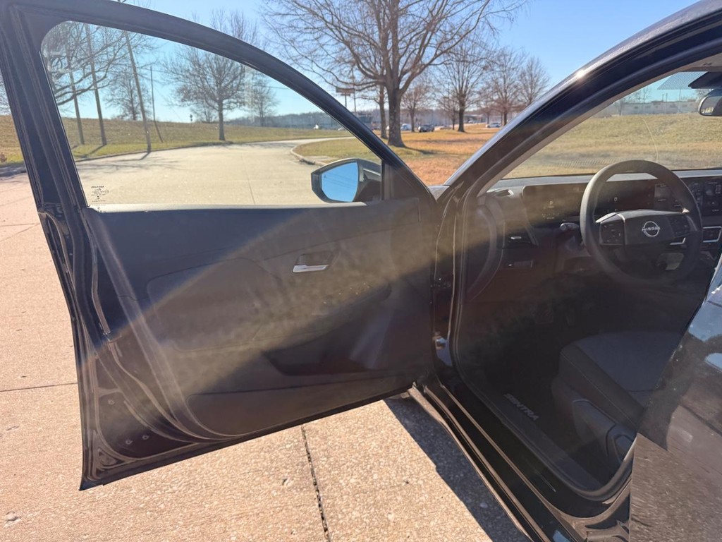 Nissan Sentra Vehicle Full-screen Gallery Image 14