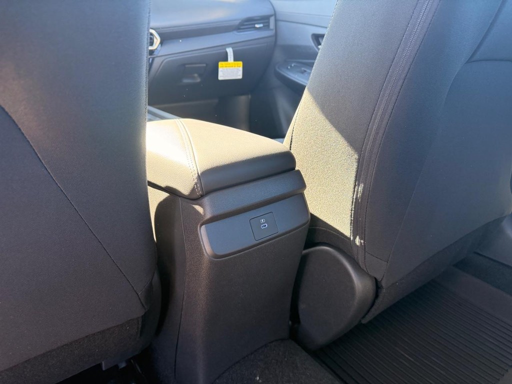 Nissan Sentra Vehicle Full-screen Gallery Image 17