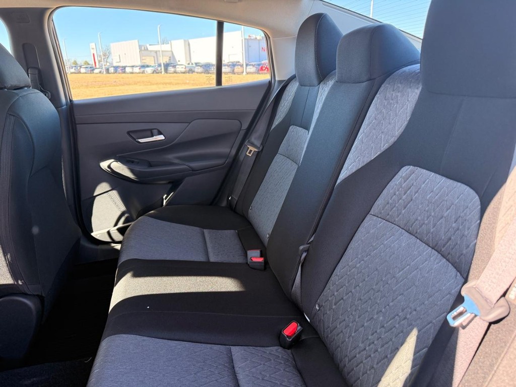 Nissan Sentra Vehicle Full-screen Gallery Image 18