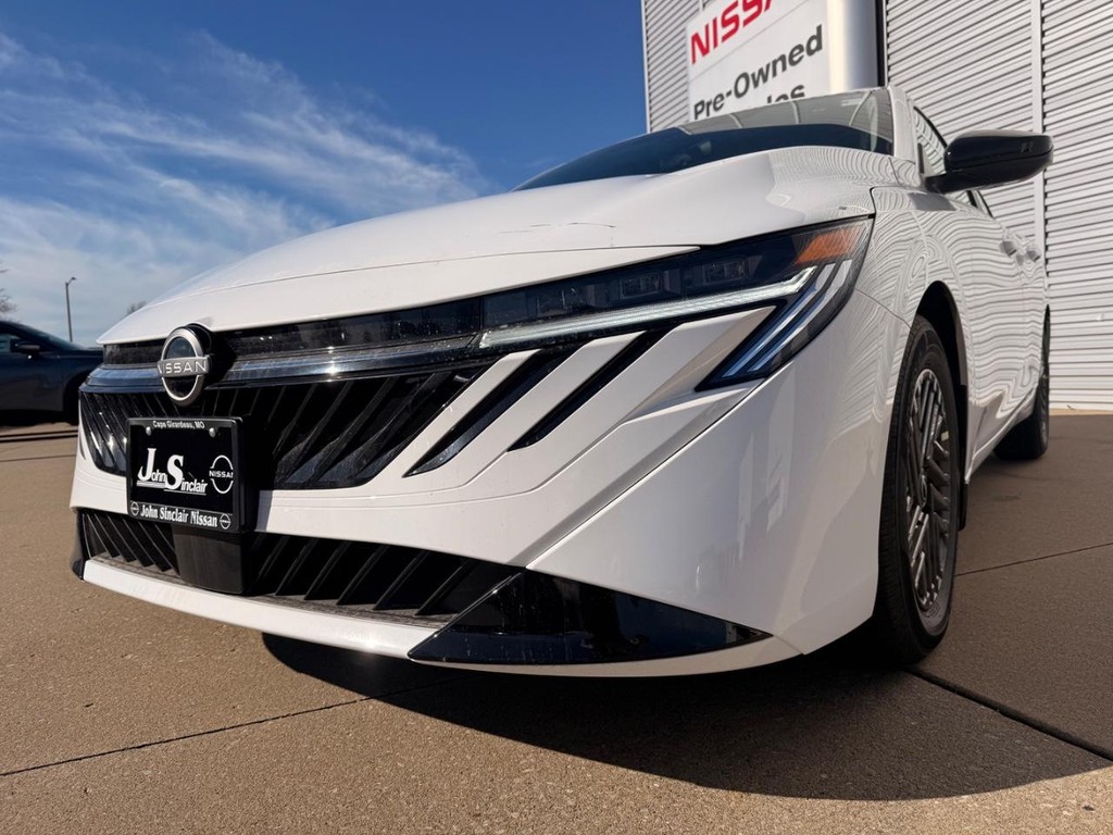 Nissan Sentra Vehicle Full-screen Gallery Image 05