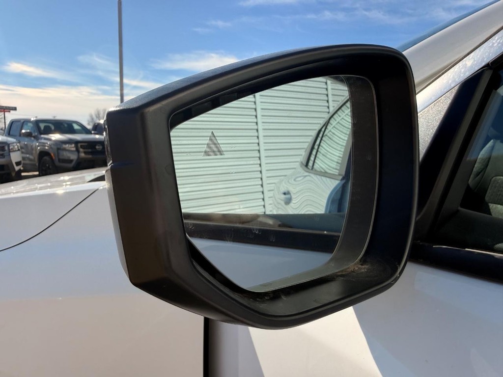 Nissan Sentra Vehicle Full-screen Gallery Image 09