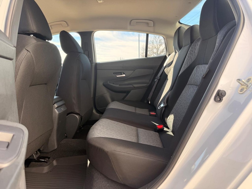 Nissan Sentra Vehicle Full-screen Gallery Image 12