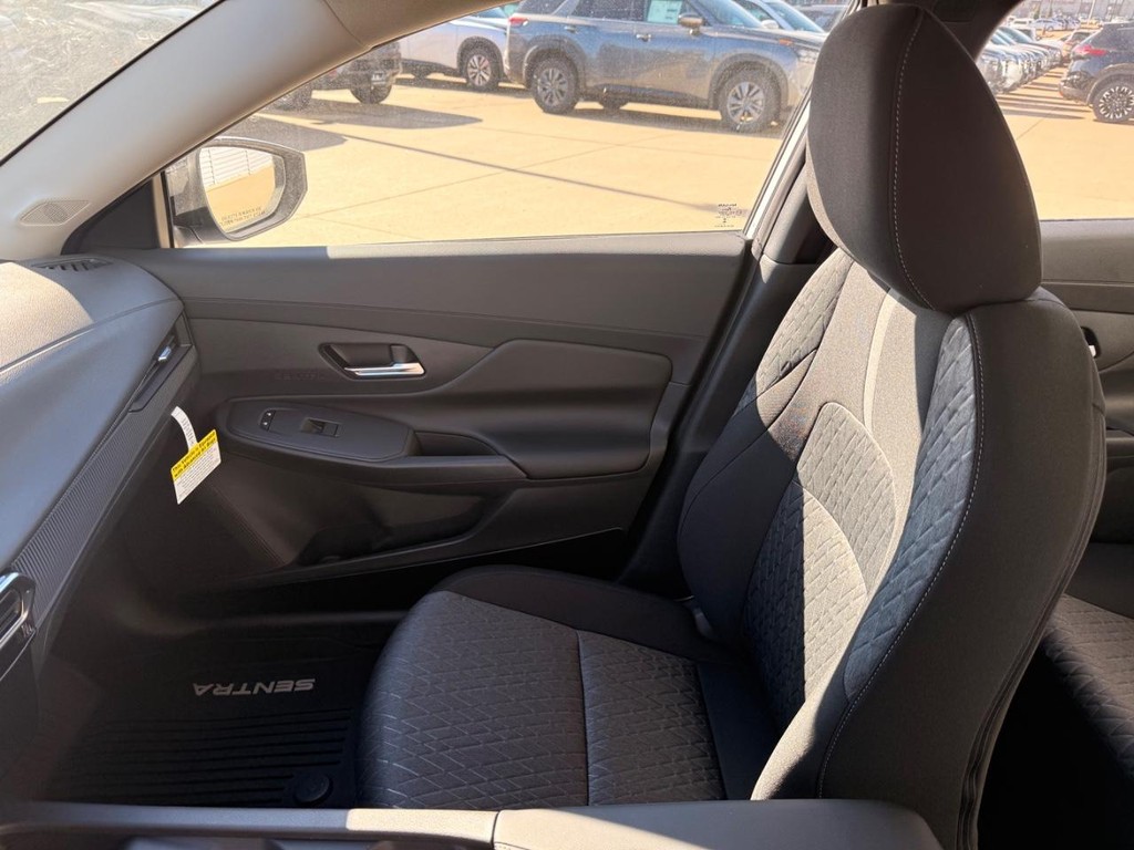 Nissan Sentra Vehicle Full-screen Gallery Image 13