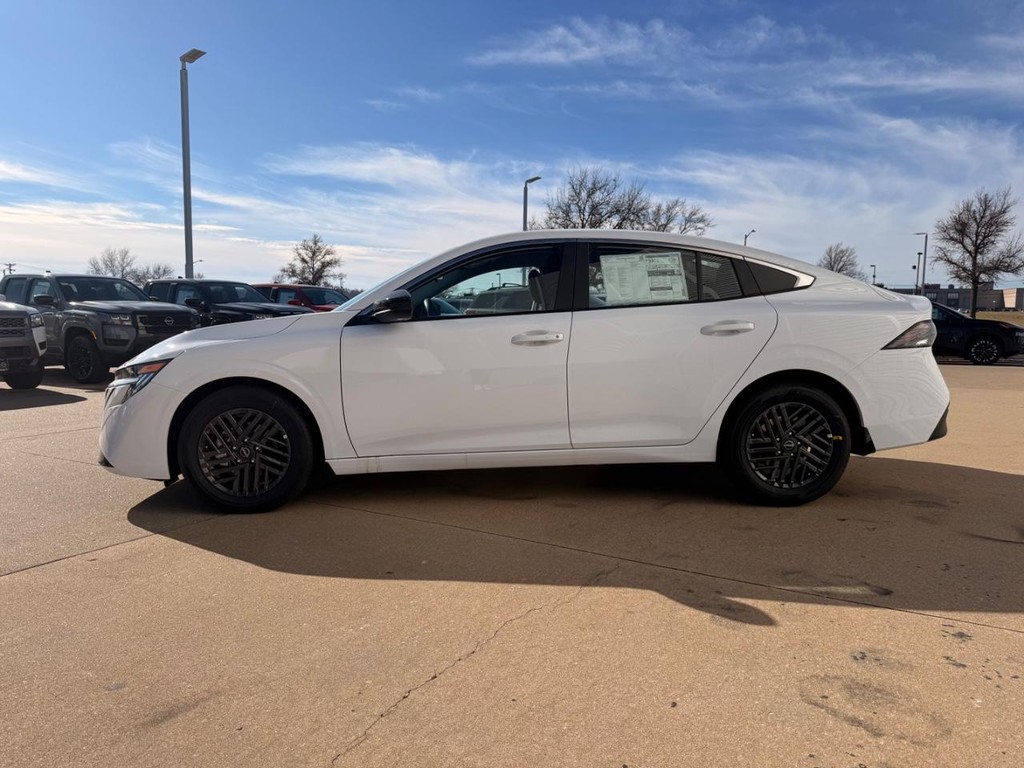 Nissan Sentra Vehicle Full-screen Gallery Image 18