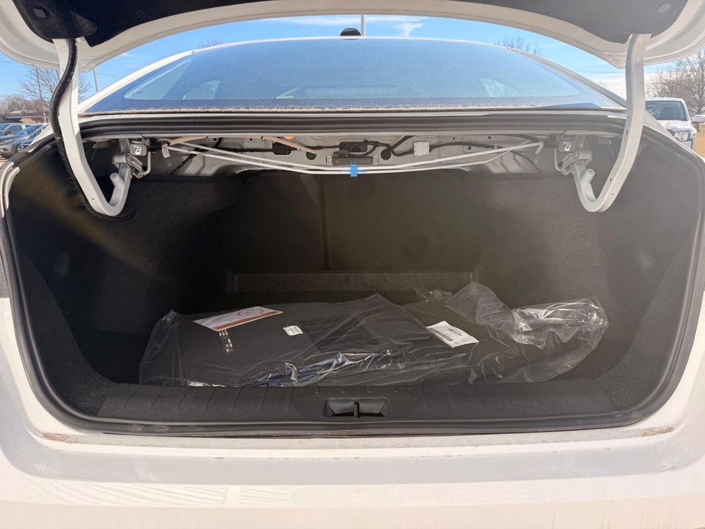 Nissan Sentra Vehicle Full-screen Gallery Image 20