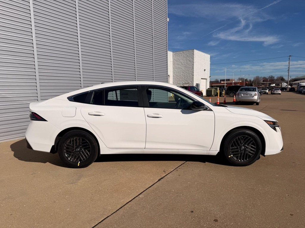 Nissan Sentra Vehicle Full-screen Gallery Image 22