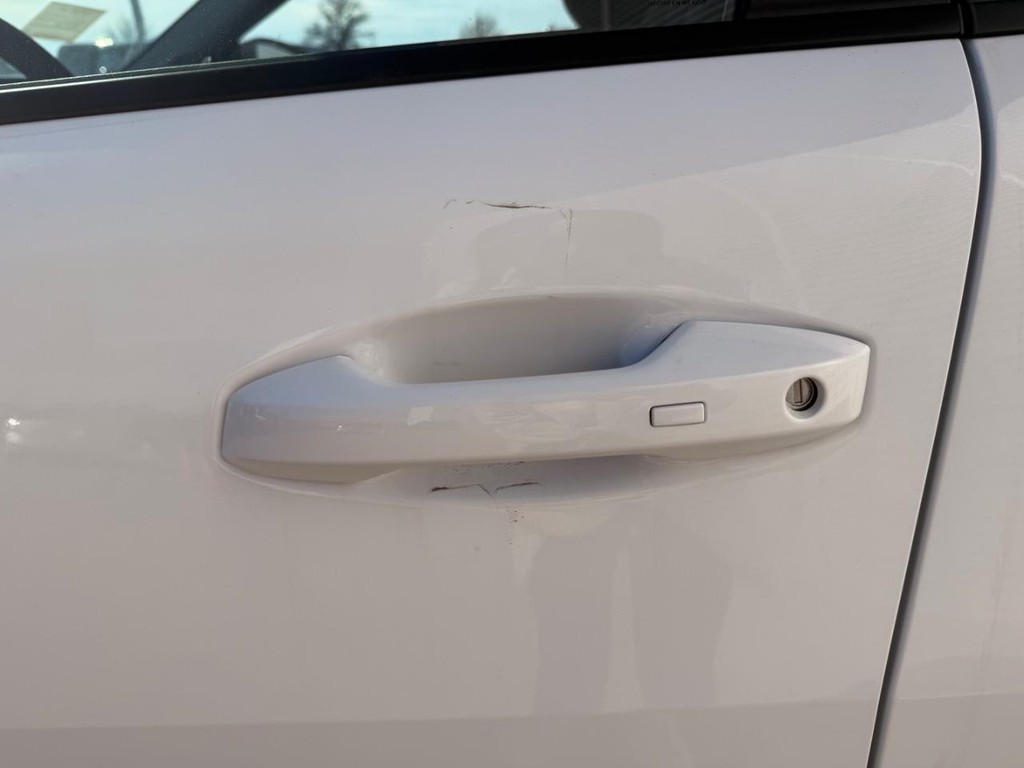 Nissan Sentra Vehicle Full-screen Gallery Image 23