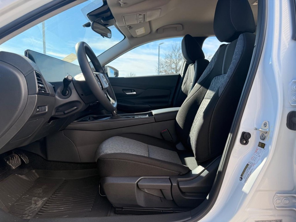 Nissan Sentra Vehicle Full-screen Gallery Image 25