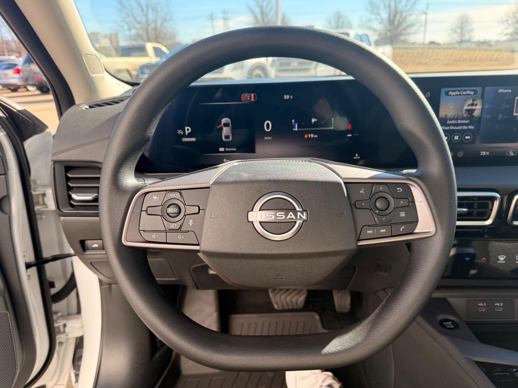 Nissan Sentra Vehicle Full-screen Gallery Image 28