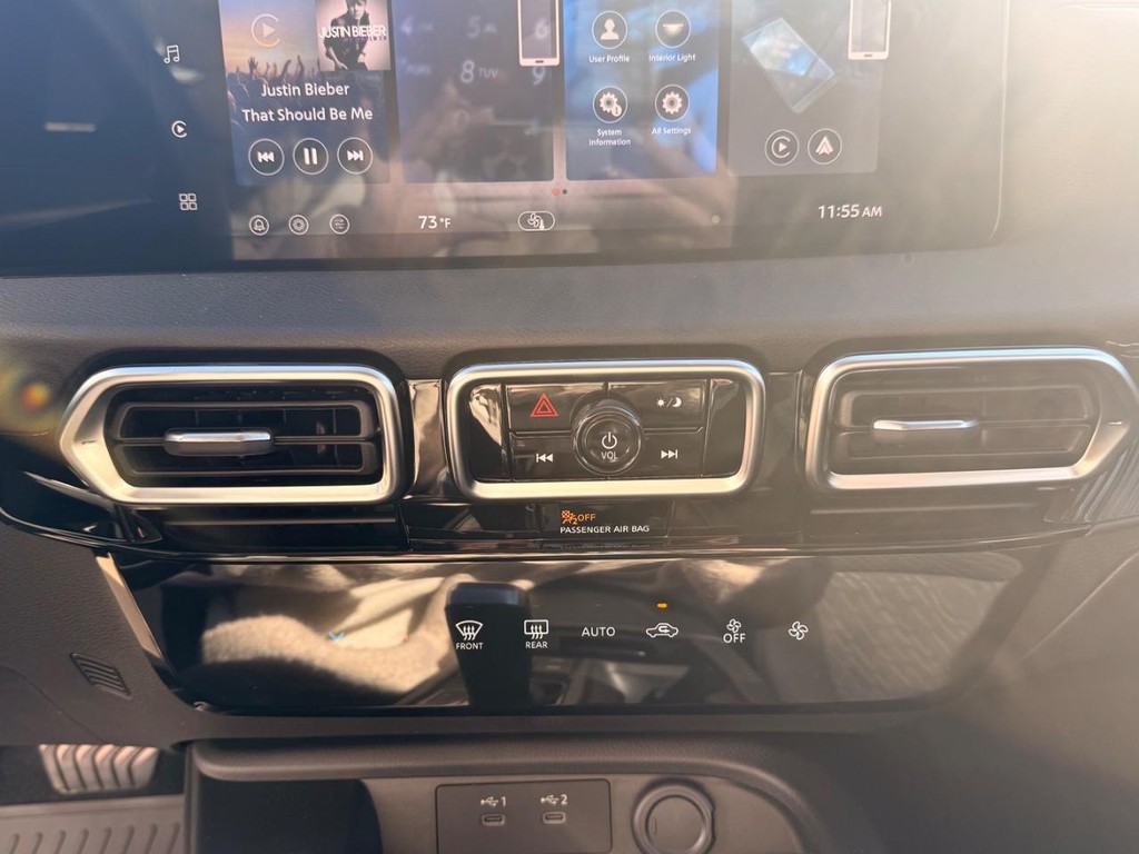 Nissan Sentra Vehicle Full-screen Gallery Image 31