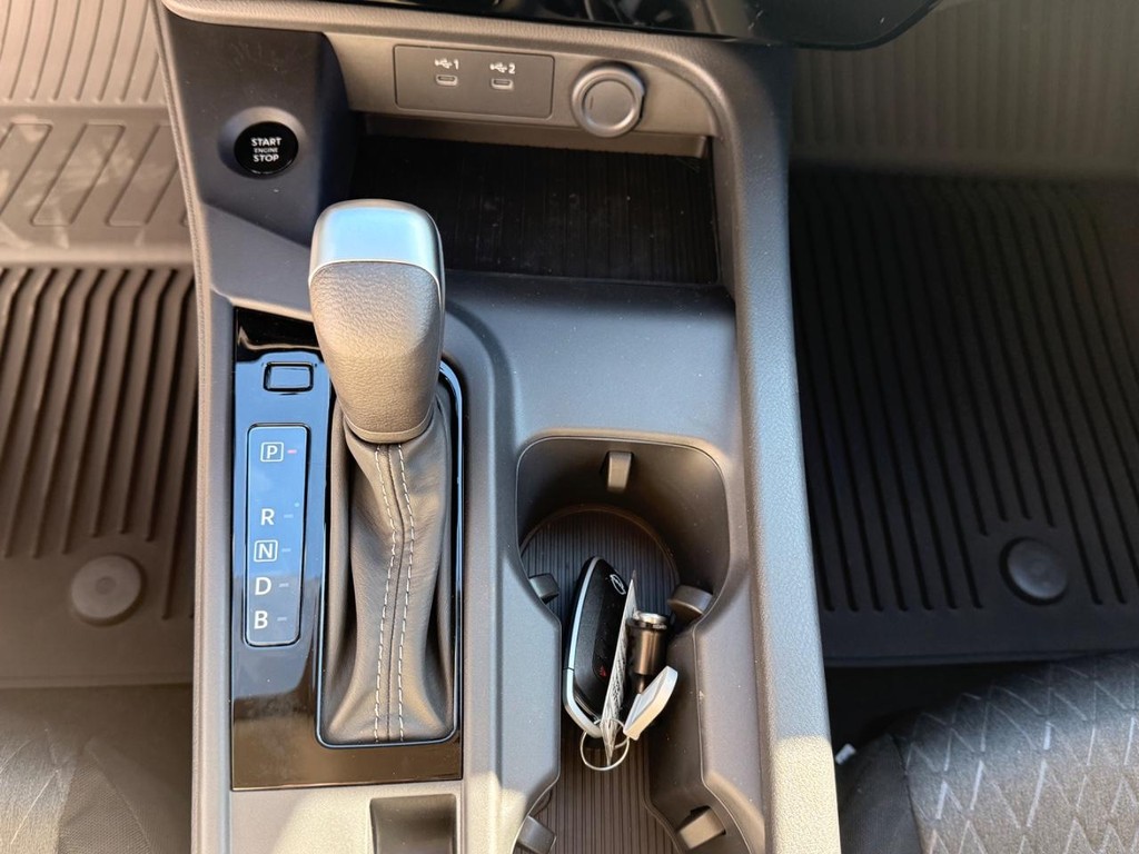 Nissan Sentra Vehicle Full-screen Gallery Image 32