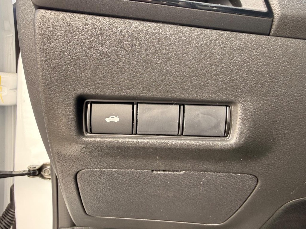 Nissan Sentra Vehicle Full-screen Gallery Image 34