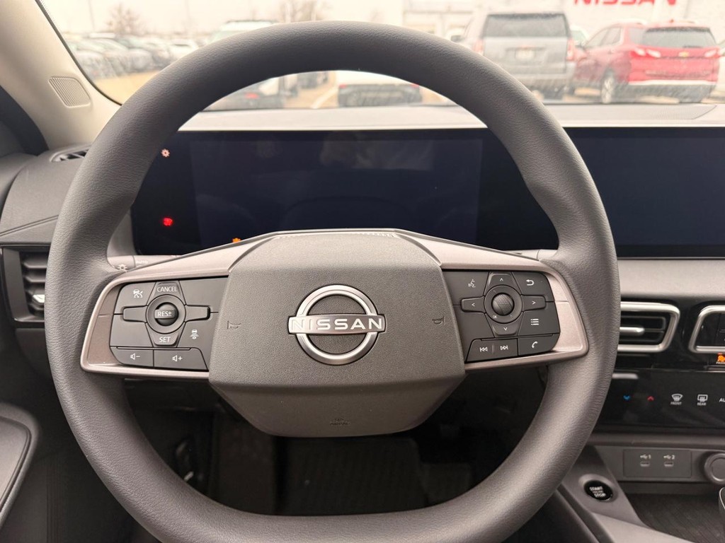 Nissan Sentra Vehicle Full-screen Gallery Image 05