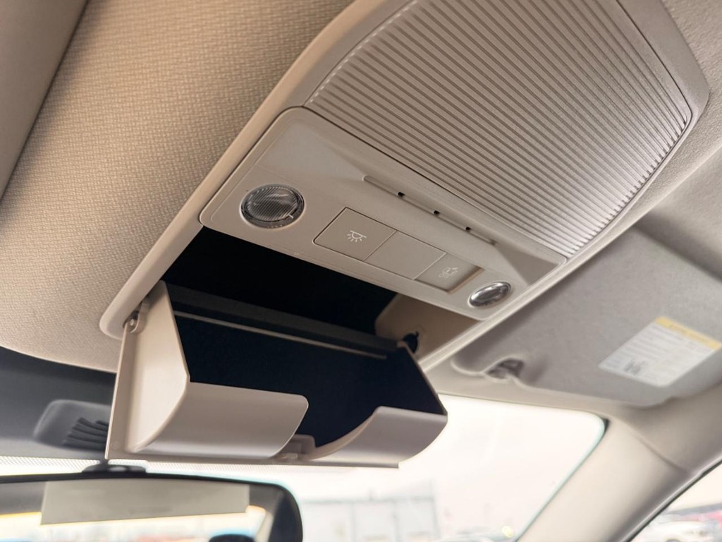 Nissan Sentra Vehicle Full-screen Gallery Image 09