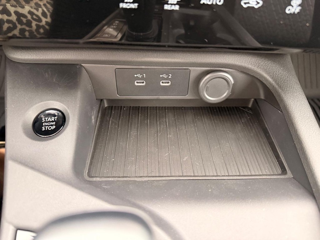 Nissan Sentra Vehicle Full-screen Gallery Image 11