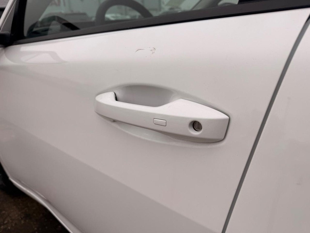 Nissan Sentra Vehicle Full-screen Gallery Image 17