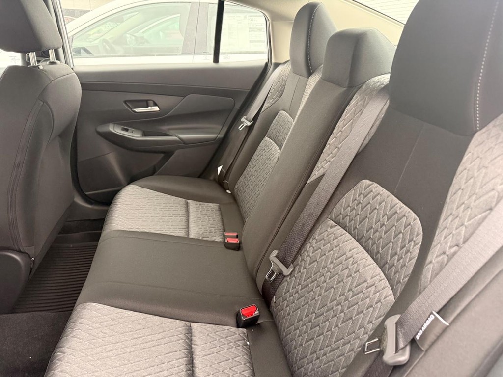 Nissan Sentra Vehicle Full-screen Gallery Image 20