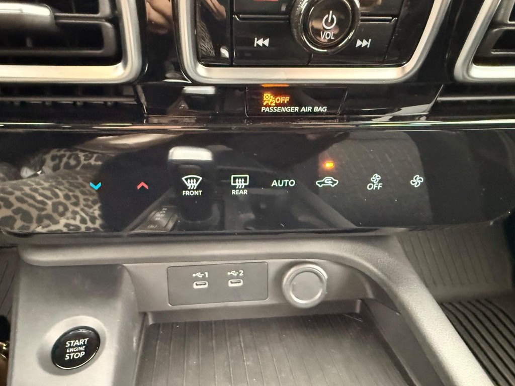 Nissan Sentra Vehicle Full-screen Gallery Image 03