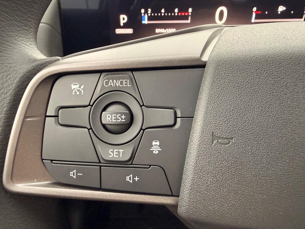 Nissan Sentra Vehicle Full-screen Gallery Image 06