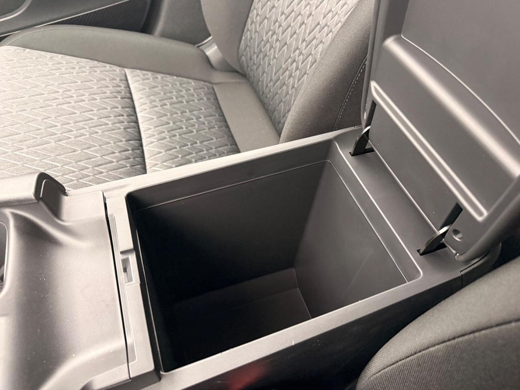 Nissan Sentra Vehicle Full-screen Gallery Image 08