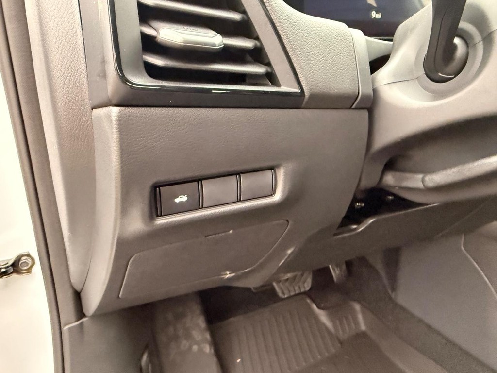 Nissan Sentra Vehicle Full-screen Gallery Image 15