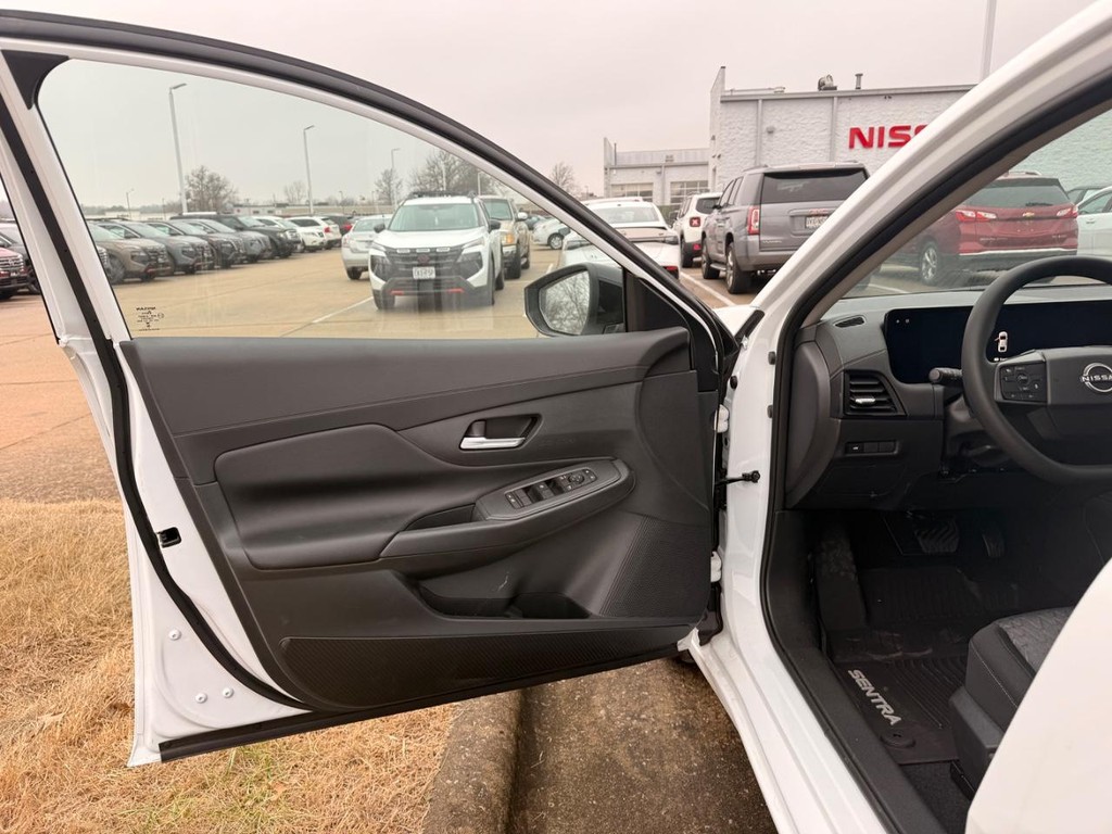 Nissan Sentra Vehicle Full-screen Gallery Image 17