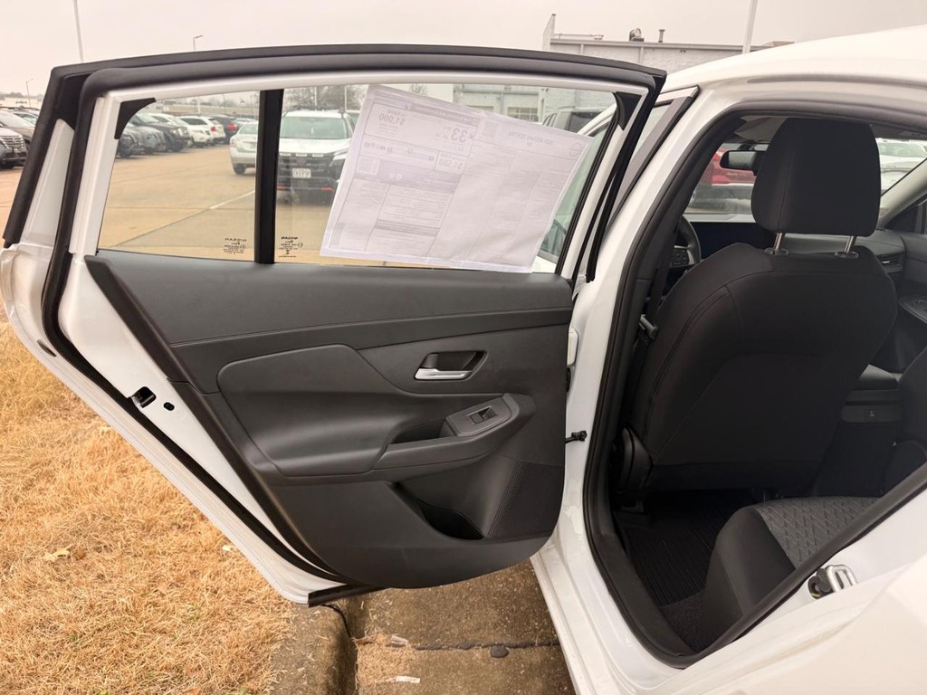 Nissan Sentra Vehicle Full-screen Gallery Image 18