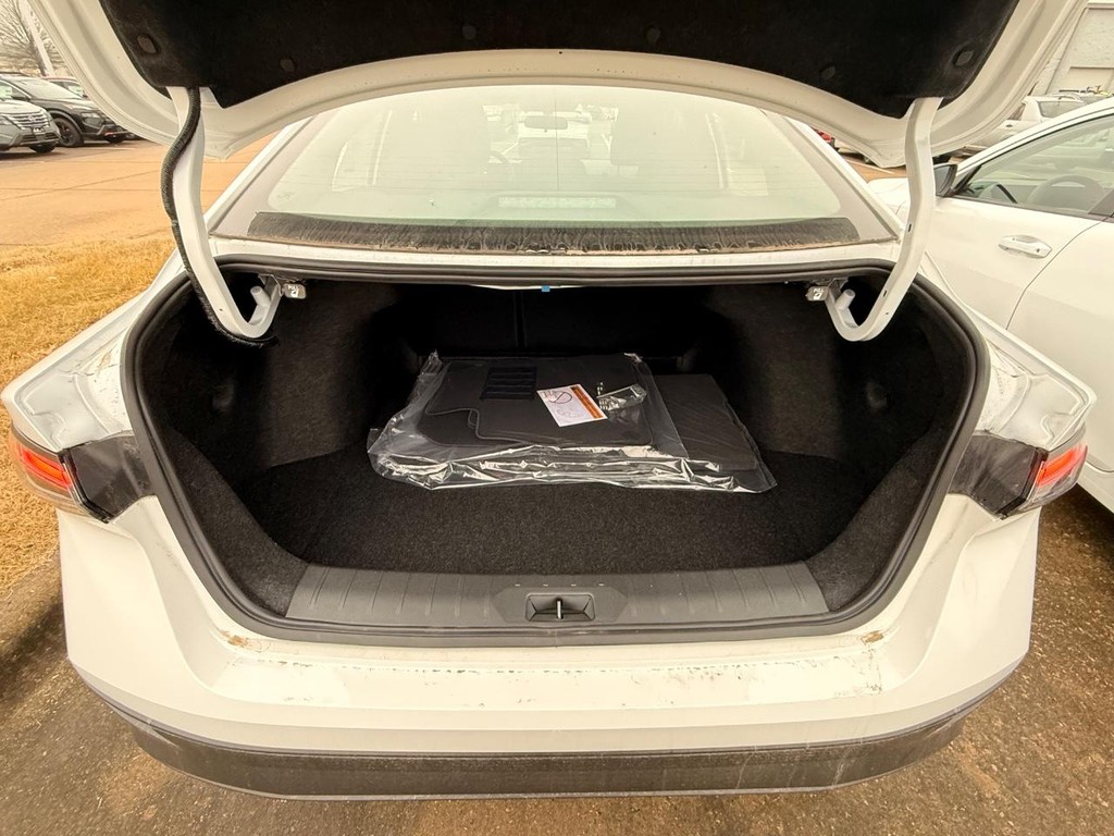 Nissan Sentra Vehicle Full-screen Gallery Image 21