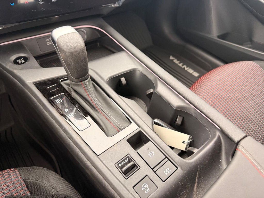 Nissan Sentra Vehicle Full-screen Gallery Image 05