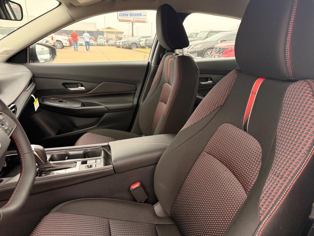 Nissan Sentra Vehicle Full-screen Gallery Image 13