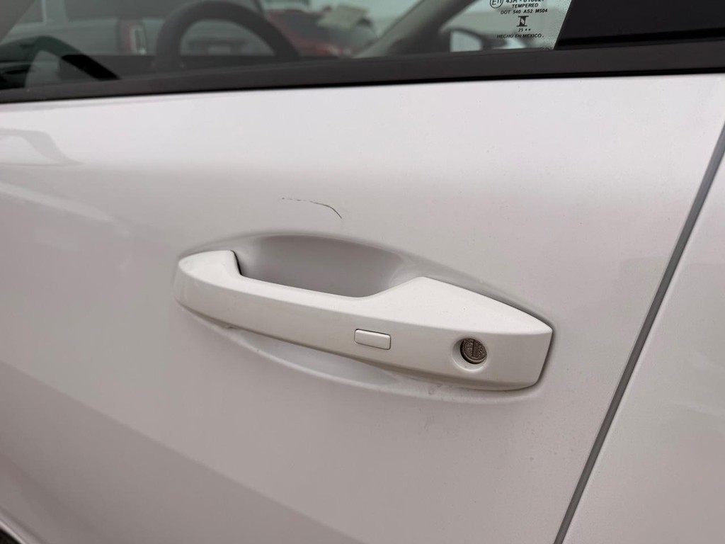 Nissan Sentra Vehicle Full-screen Gallery Image 15