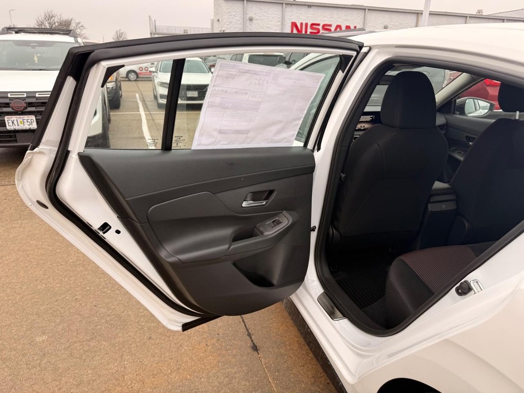 Nissan Sentra Vehicle Full-screen Gallery Image 17