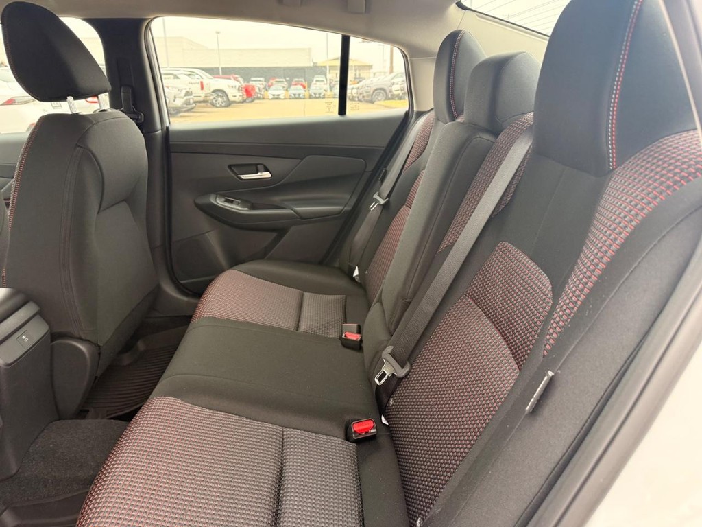 Nissan Sentra Vehicle Full-screen Gallery Image 18