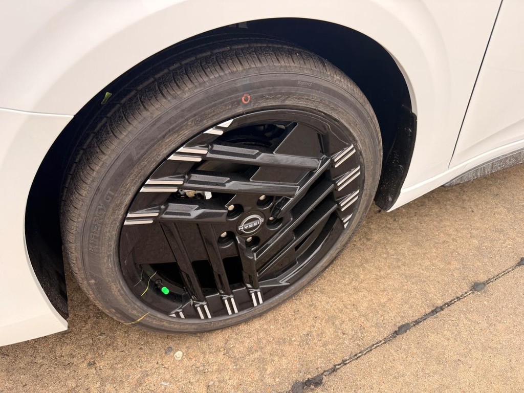 Nissan Sentra Vehicle Full-screen Gallery Image 22