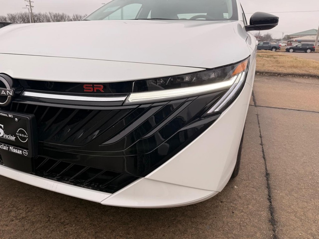 Nissan Sentra Vehicle Full-screen Gallery Image 24