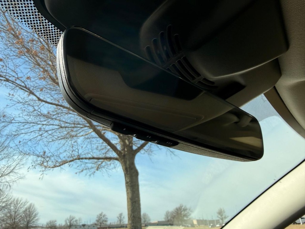 Nissan Sentra Vehicle Full-screen Gallery Image 03