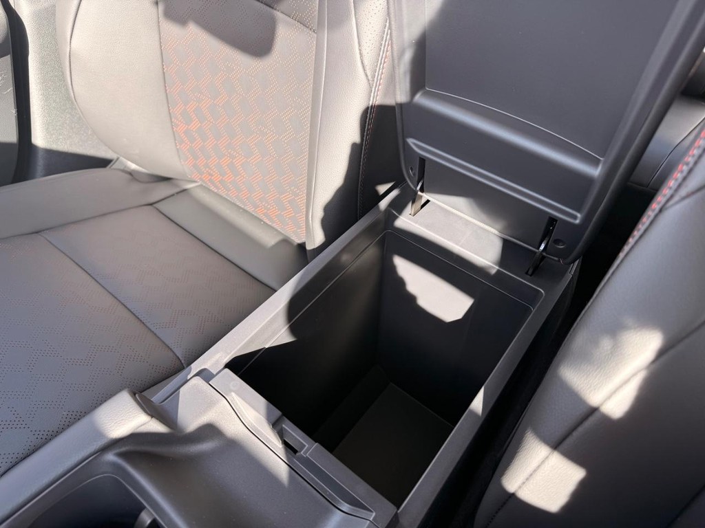 Nissan Sentra Vehicle Full-screen Gallery Image 09